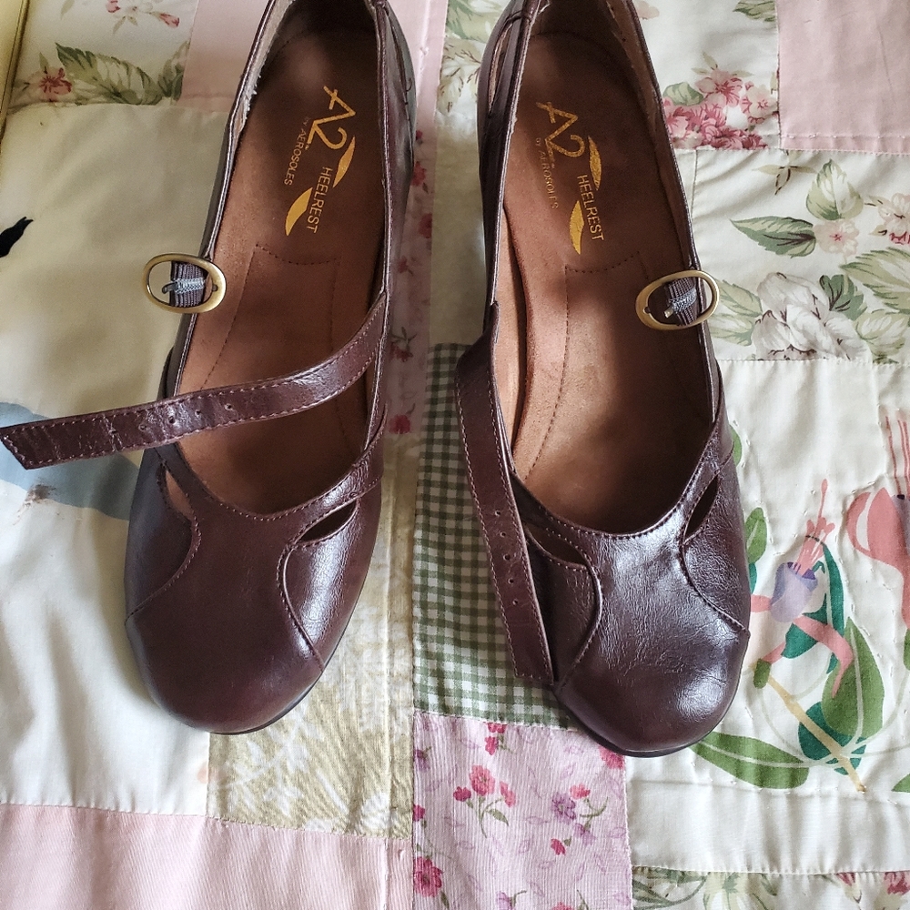 Aerosoles brown 2 inch pumps